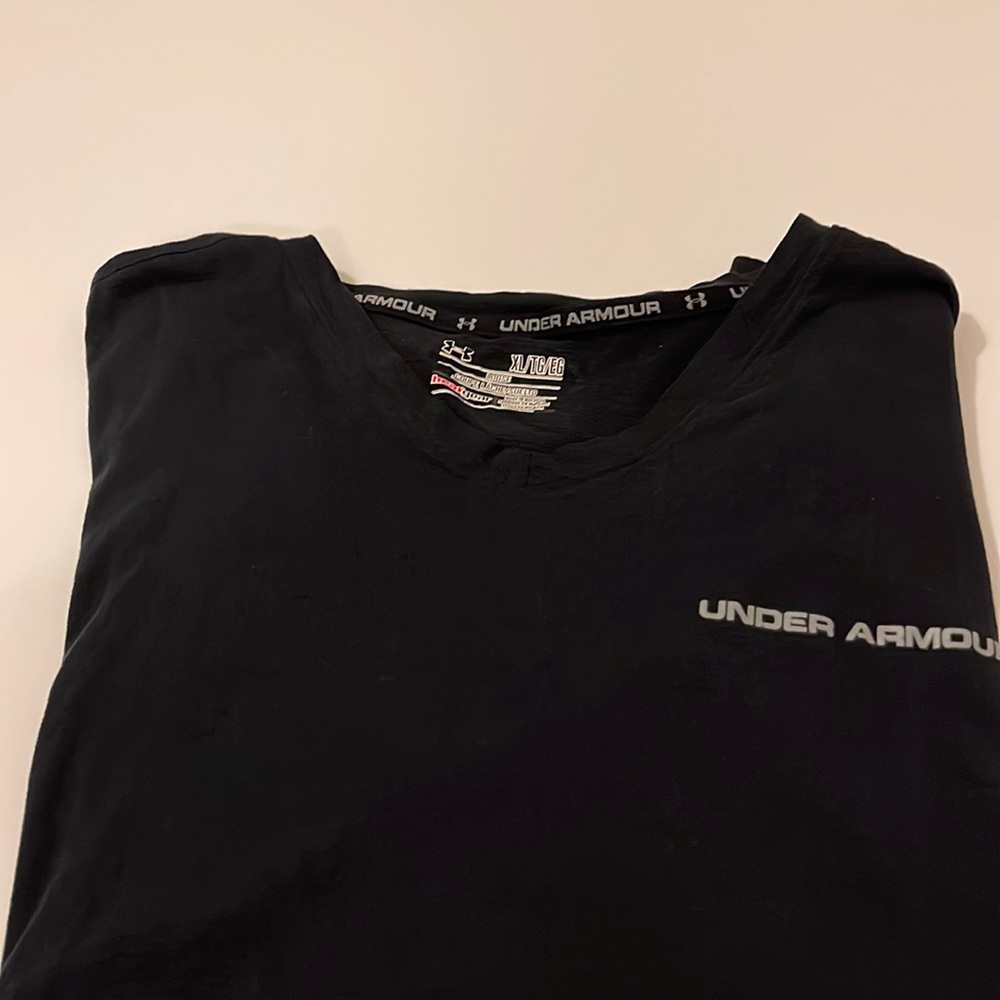 Black v neck UA T-shirt